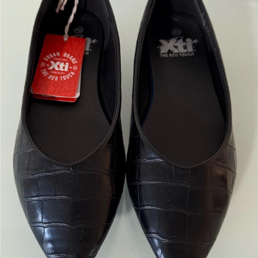 Black Croc-Embossed Women's Loafers